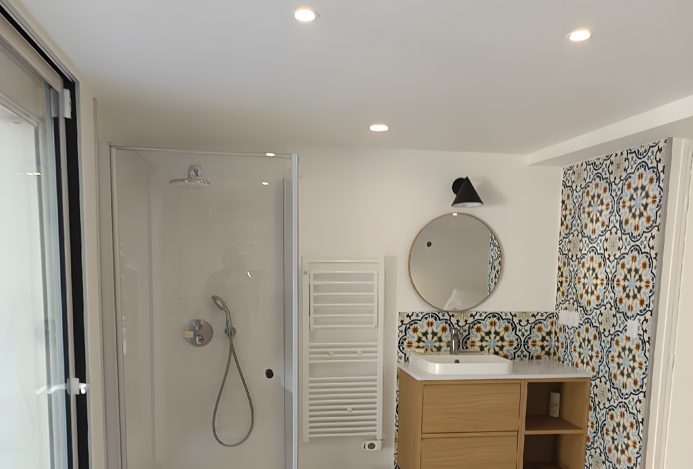 Salle de bain rénovée avec douche et carreaux de ciment par MB Rénovation 13 à Aix-en-Provence
